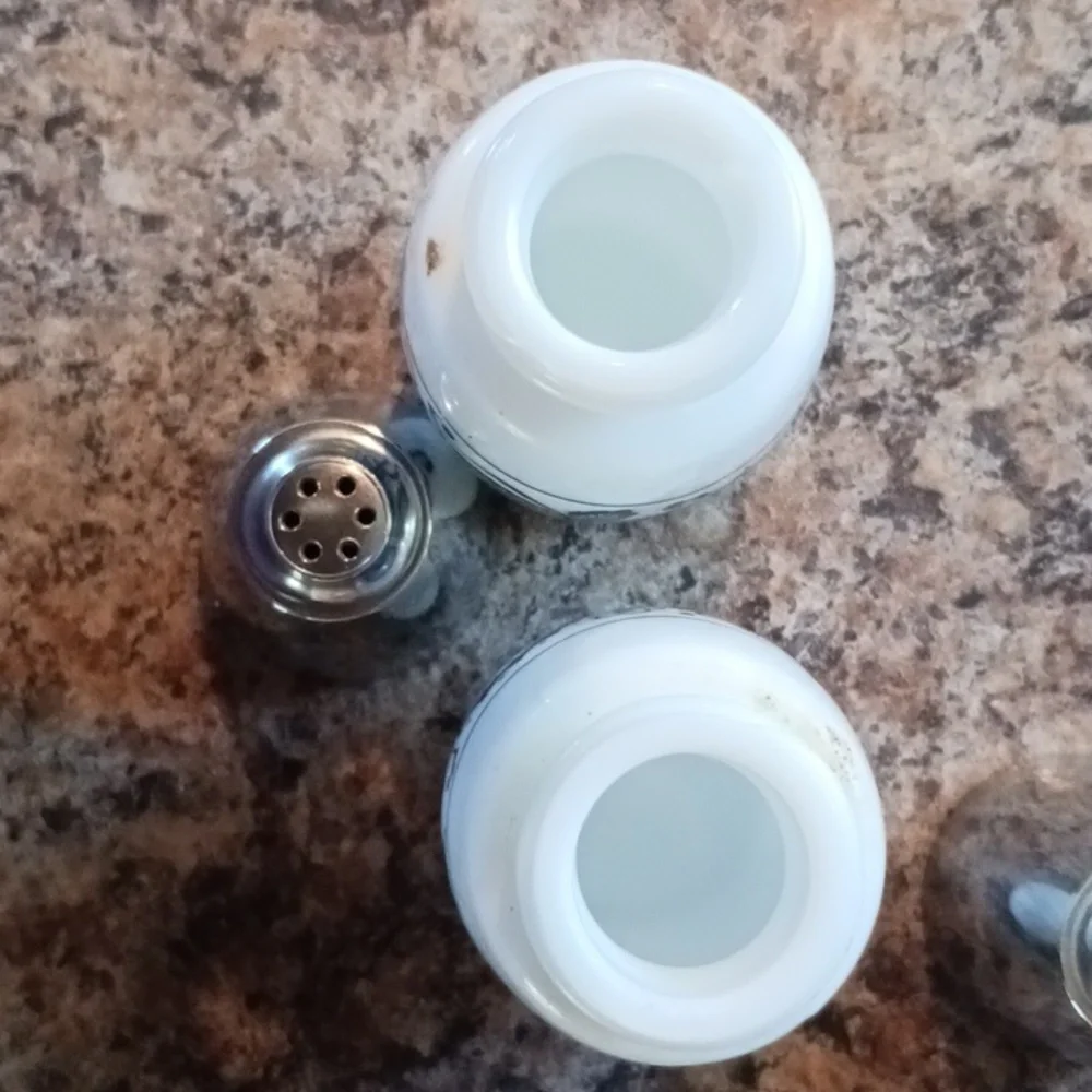 VINTAGE Fancy Floral Salt & Pepper Set